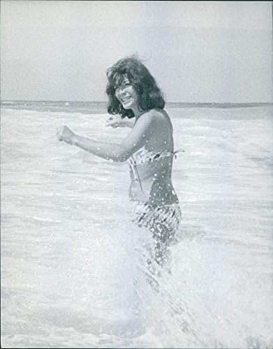 Vintage fotó Juliette Greco élvezi a parton.- Aug 1962