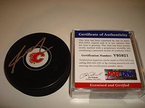 Sean Monahan Aláírt Calgary Flames Jégkorong Dedikált PSA/DNS-COA-egy - Dedikált NHL Korong